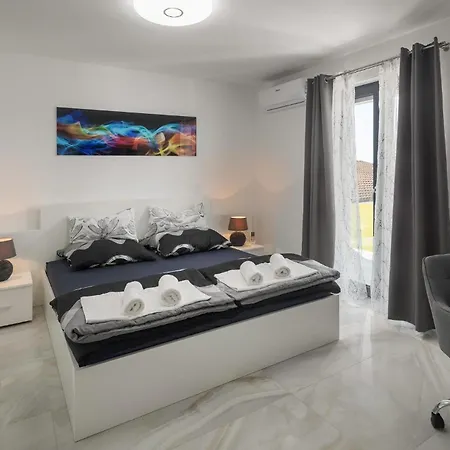 3 Bedroom Amazing In Musales Musalez
