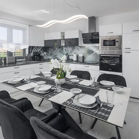 3 Bedroom Amazing In Musales * Musalez