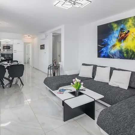 3 Bedroom Amazing In Musales Semesterbostad