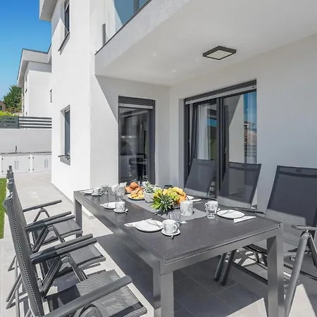 3 Bedroom Amazing In Musales Semesterbostad *