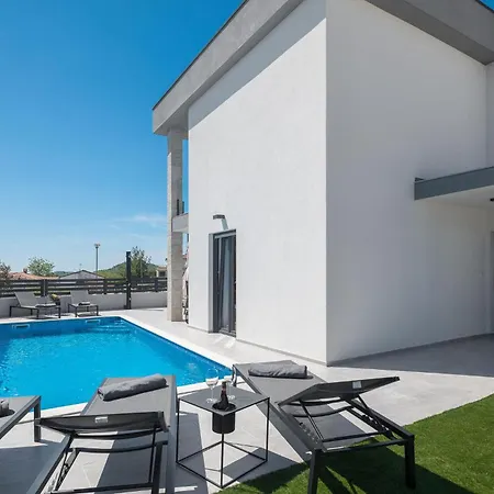 3 Bedroom Amazing In Musales Semesterbostad Musalez
