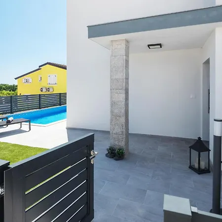 3 Bedroom Amazing In Musales * Musalez